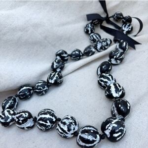 Vintage Hawaiian Black & White Tiger Kukui Nut Lei